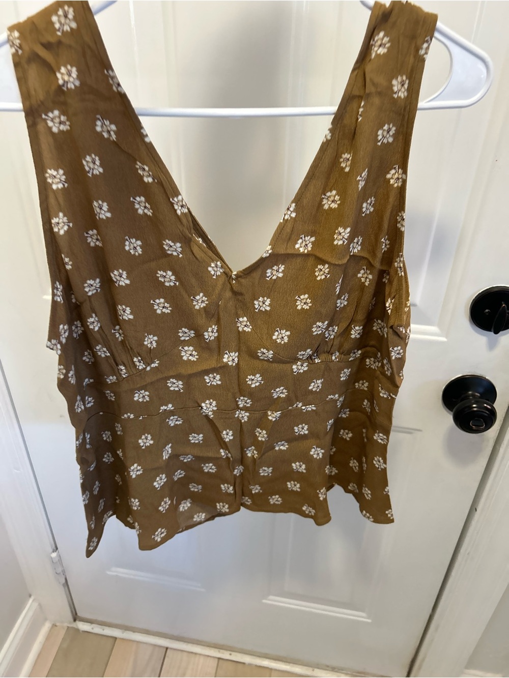 NWT LOFT Daisy 🌼 v neck peplum tank top.